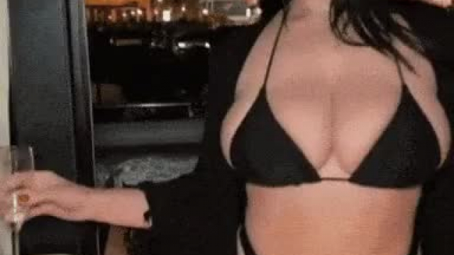 She is coming to drain your balls ????????