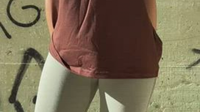 I'm that type of girl who can't stop flashing outside