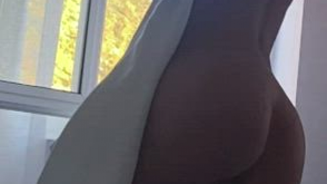 i think my older neiigbour just saw my naked arab teen ass