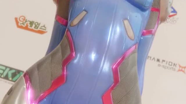 D.Va showing off her flexibility (Lvl3toaster)