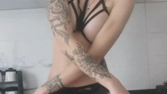 Wanna bang me on the kitchen table?