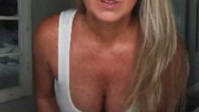 Horny cougar showing off