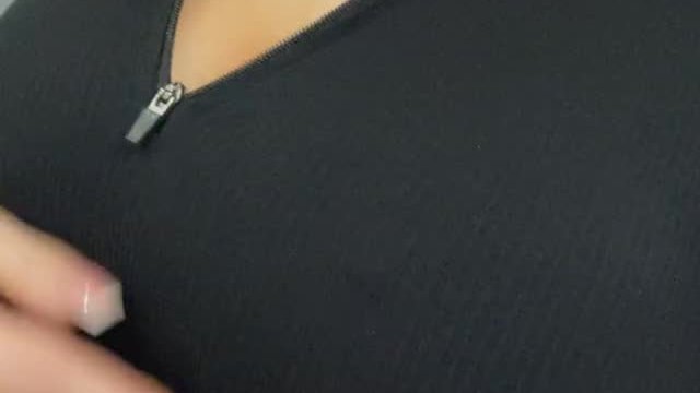 Cum play with my titties ??