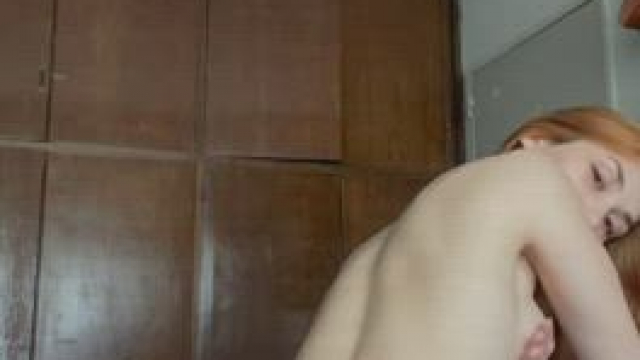 Une rousse montre son beau cul