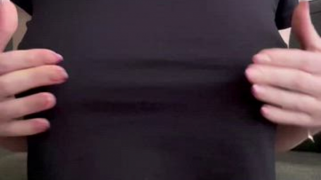 Cropped t-shirt and no bra for the win!