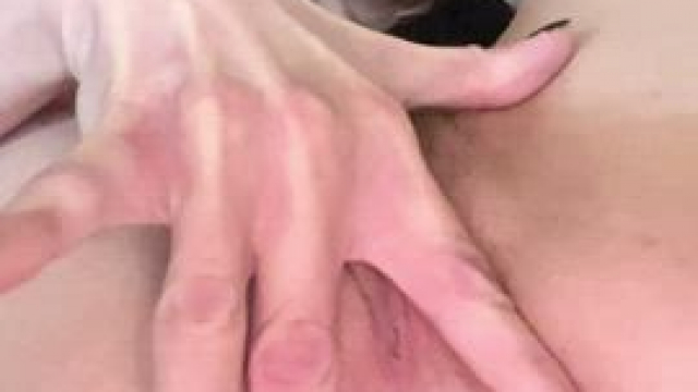 I'm so small I spread with two fingers~