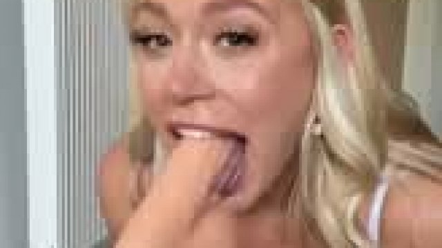 She can handle a hard throat fuck!