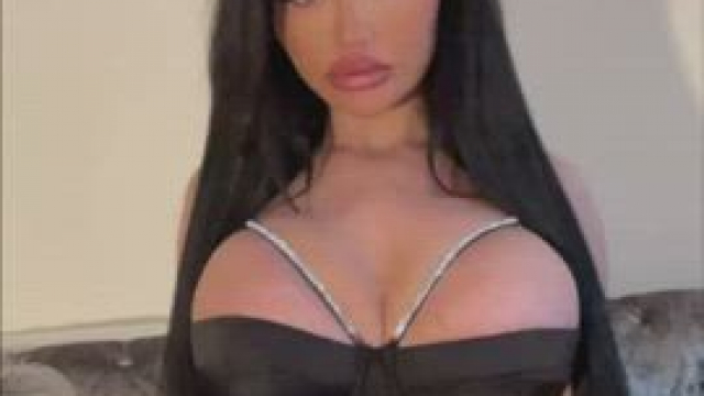 Can I be a true bimbo if I don’t have blonde hair & wear pink?