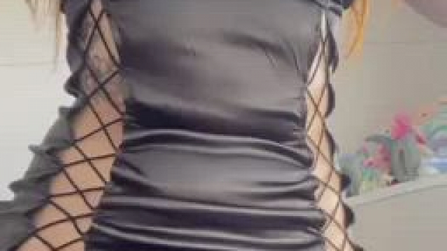 A tiny waist and thick thighs are a great combo, especially on a ginger fuckdoll