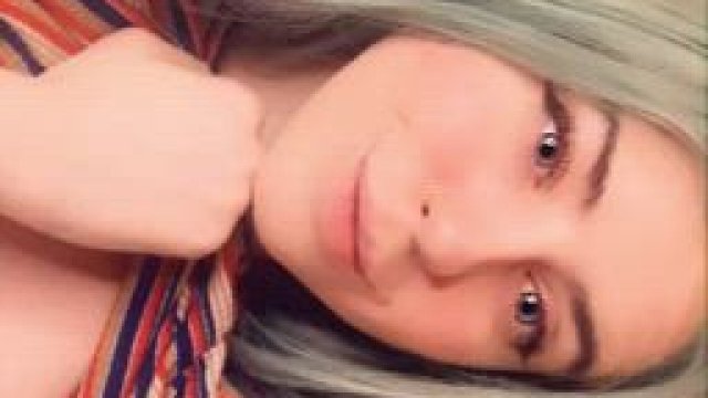 How many of you would date a petite girl with green hair