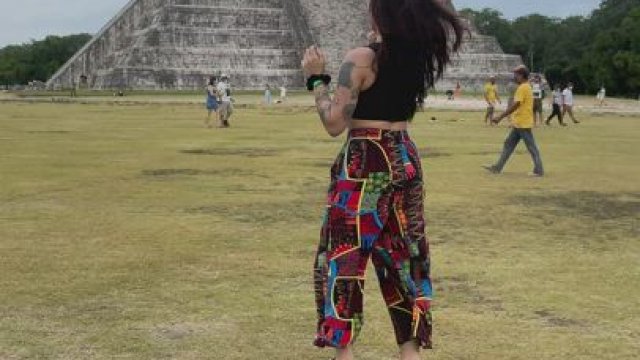 Flashing is one of my favorite things to do while vacationing [GIF]