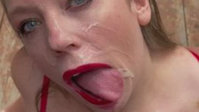 Sucked his dick outside and earned a big reward!