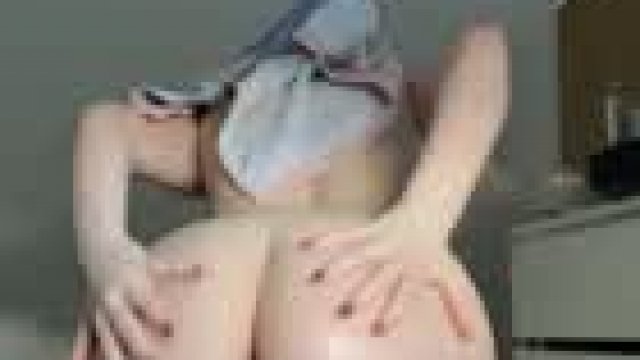 fresh out the shower and oiled up <3