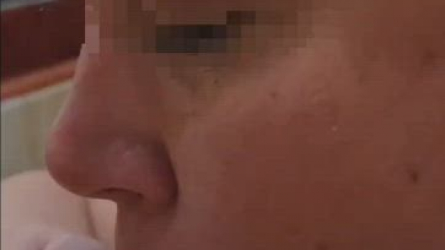 Une milf suce une queue dans une piscine et elle en perd pas une goutte