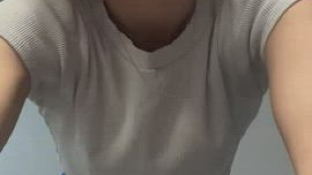 Heyyyy I'm at the gym right now... had to show you my booty pump... a bit risky 