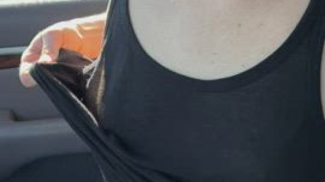 Making sure the truckers have a merry Christmas. [gif]