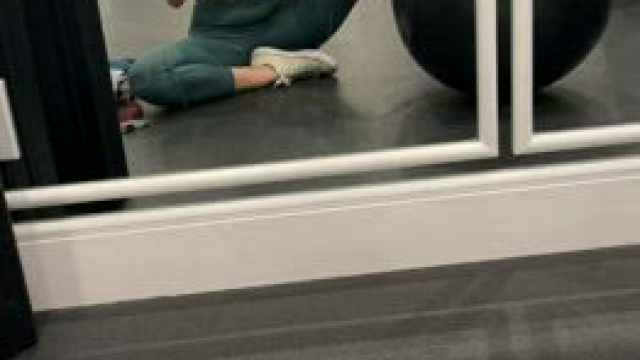 The gym always has the best mirrors [gif]