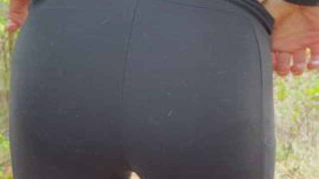 Vagina flash in a public park. [gif]