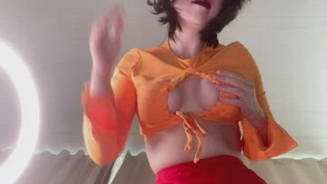 Would you let nerdy girl park her ass on your face? [f]