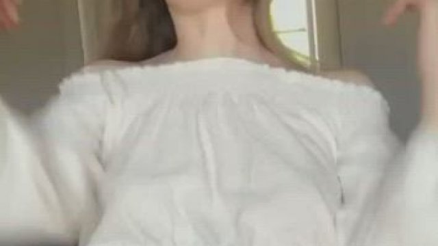 I like show my tiny boobs on cam