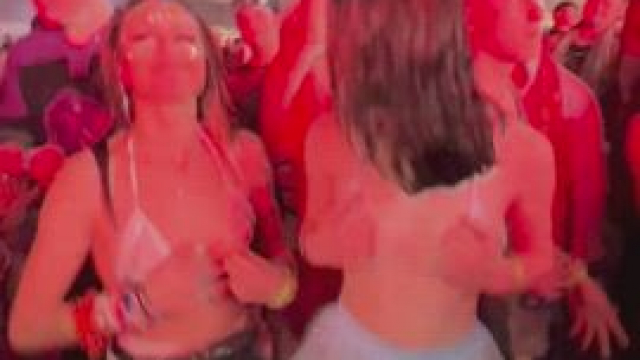 Everyone around us was so distracted they didn't even see me and u/sunsetfawn fl