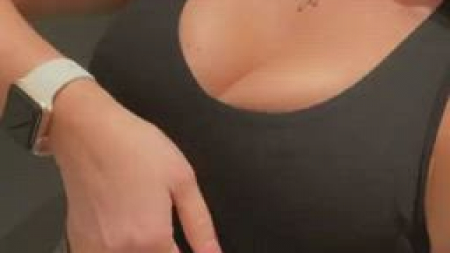 Love flashing my boobs in the gym