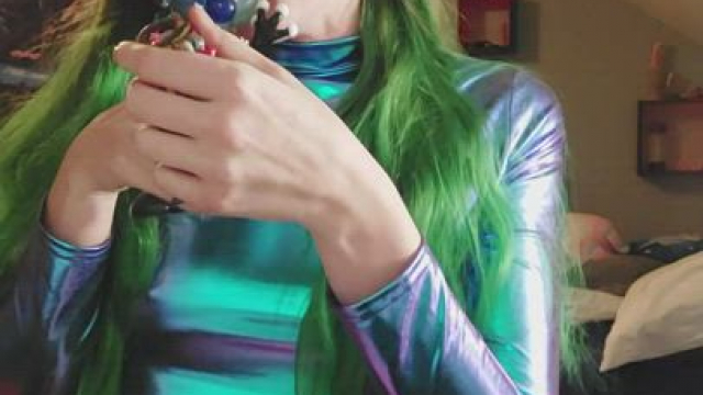 This green-haired slut loves to smoke and suck! [F]OC