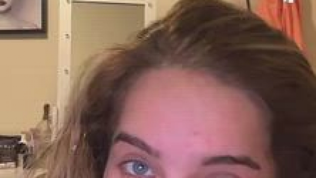 Pussy Slip on Livestream