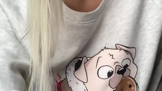 such a cute Christmas sweater, but it's very cold in it, keep me warm!