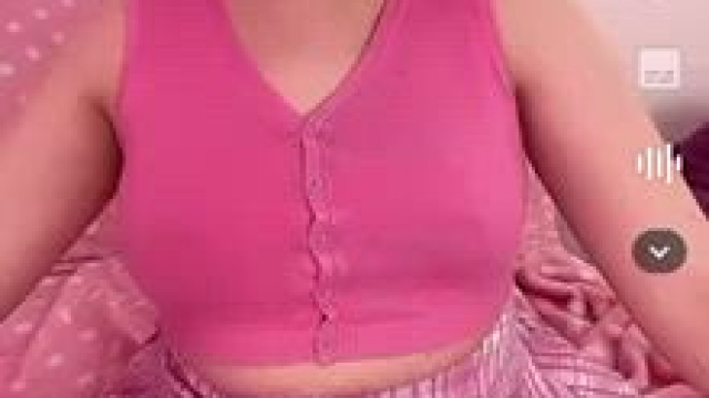 Practicing the lil tik tok video transition bounce >.<