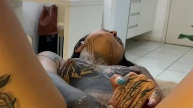 How many fingers can please a girl?