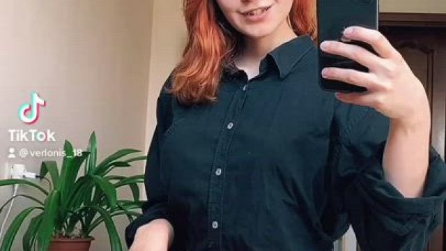 Redhead babe's got an awesome body!