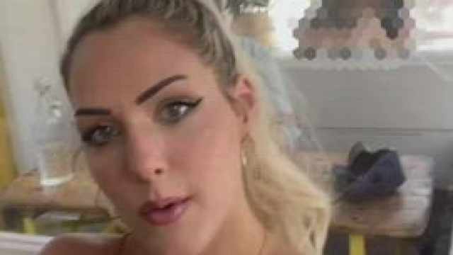 Breakfast is better with boobies [GIF]