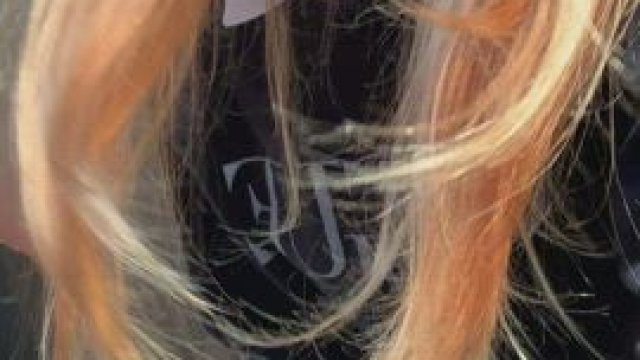 Wearing a skirt with no panties all day made me so wet 