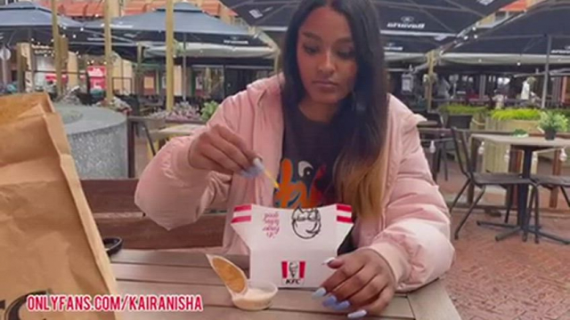 u/badgirlxkaira flashing her tits in public