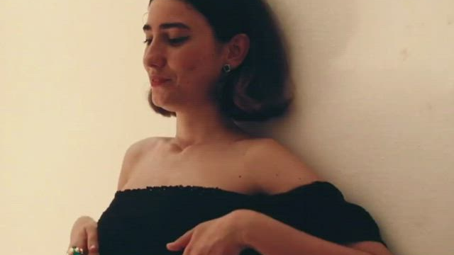 Berta Prieto gets her tits sucked in Autodefensa(S01 E01) [2022]