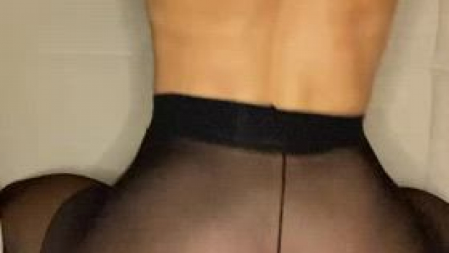 if even one older men is willing to fuck my arab bubble butt i'm a really happy 