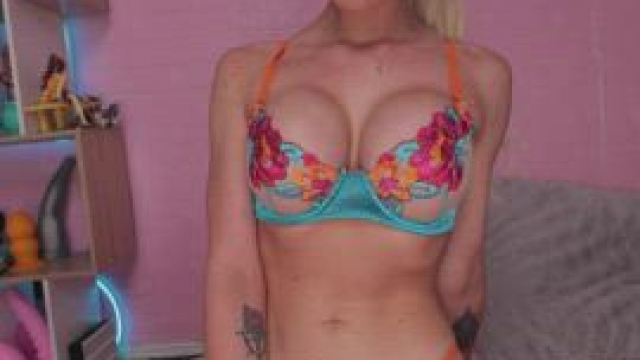 I love watching myself getting off in the creamiest way