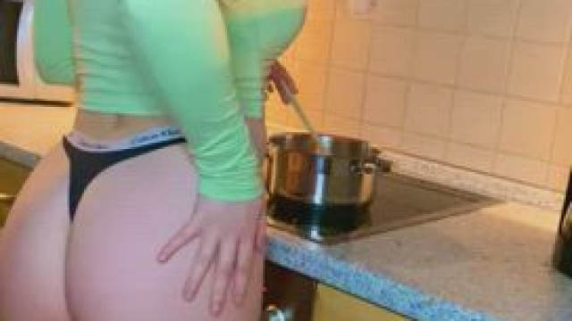 Who wants to join me in kitchen ?