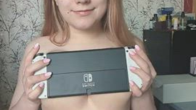 Game girl with bounce tits.