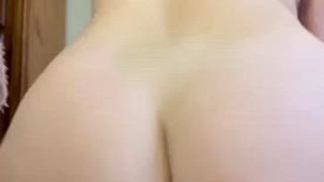 Shaking my booty with my plug in