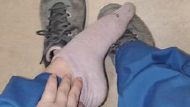 Does anyone love sucking one toes that have been in sneakers for 12 hrs straight