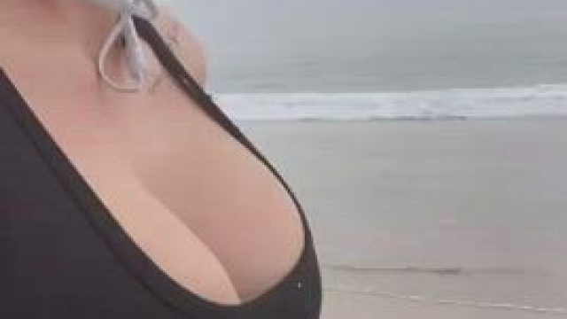 Boobie flash!