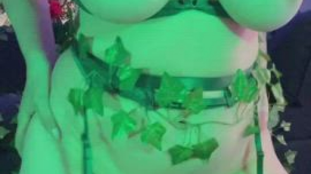 new poison ivy just dropped (and she’s thicc) [f]