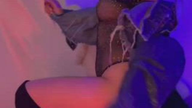 This skinny bitch wants to spend a passionate night of love