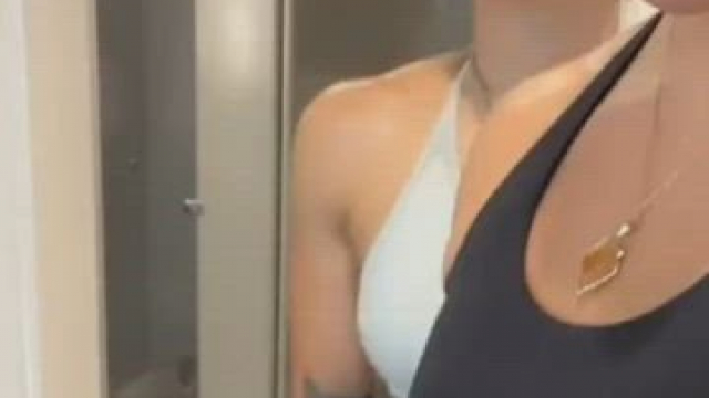 Any really bi buds want to goon with me to Rhea Ripley?