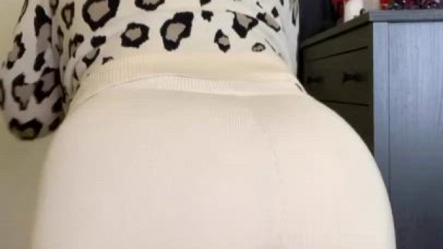 [F] Mommy prepared a cake for you, wanna try