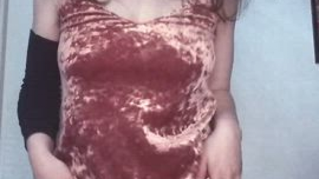 Cute girl with a cute innie dances cutely! Is that up your alley?