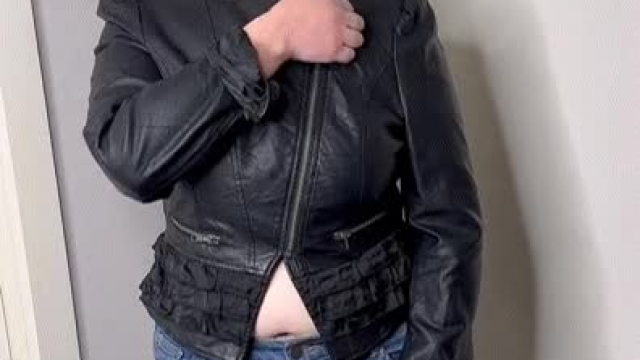 This Aussie Milf is unzipping for your titty Tuesday!