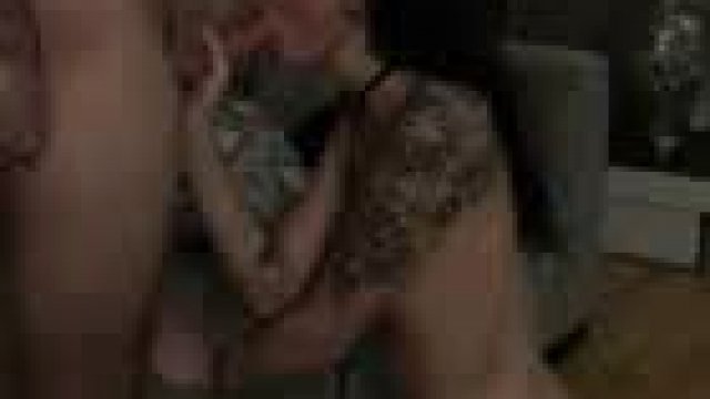 Une jeune femme au foyer prend son pied en suçant une grosse bite